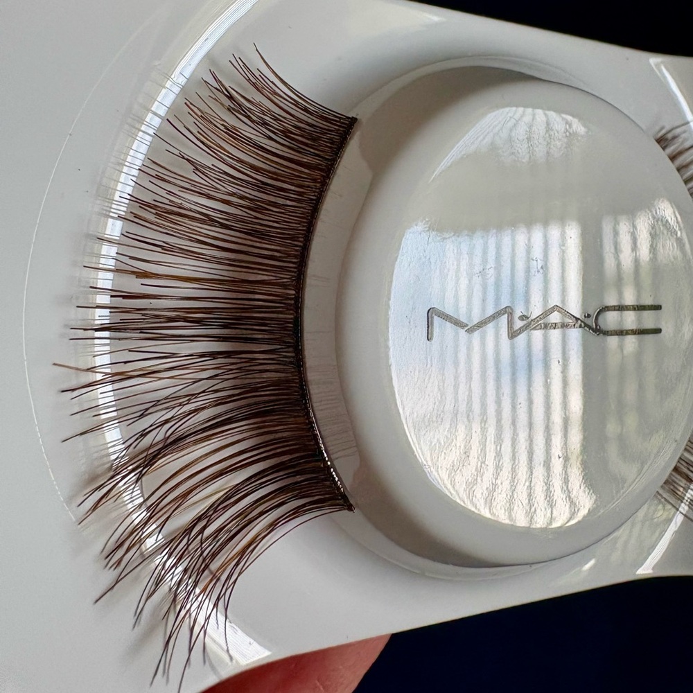 MAC high volume lashes - Picture 5 of 6